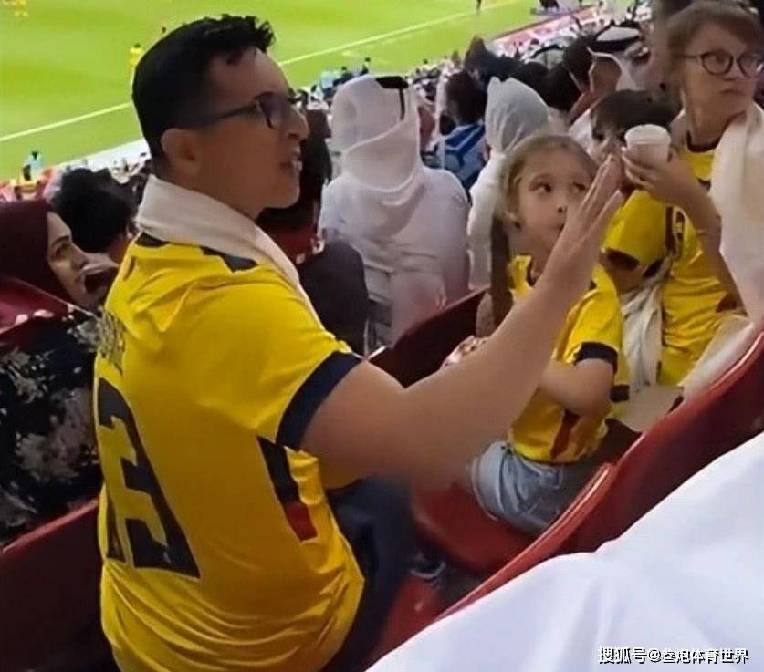 “數錢(qián)哥”瞬間變臉女球迷撩衣狂歡