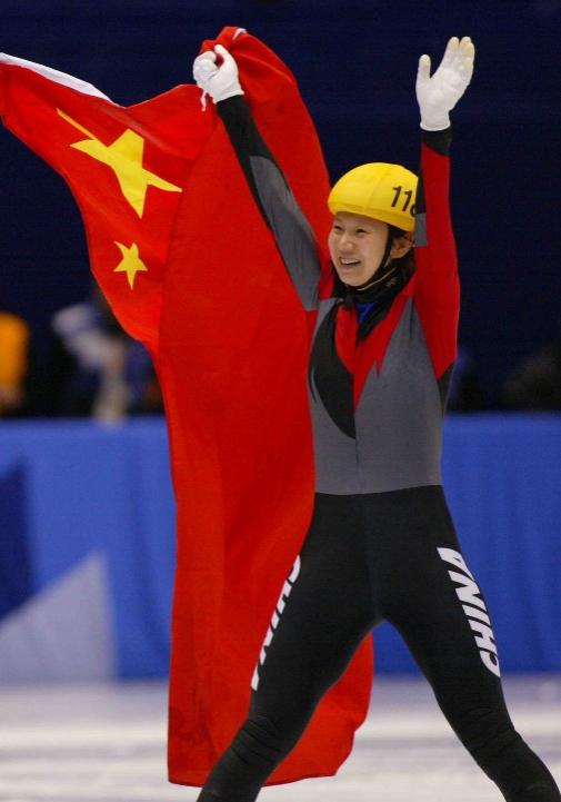 歷史第一速度滑冰運動(dòng)員_滑冰運動(dòng)員的速度_由速度滑冰演變而來(lái)的滑冰項目