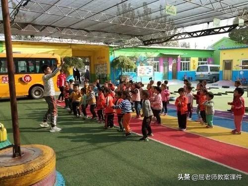 中班幼兒喜歡玩球的活動(dòng)器械之一——雙腳夾