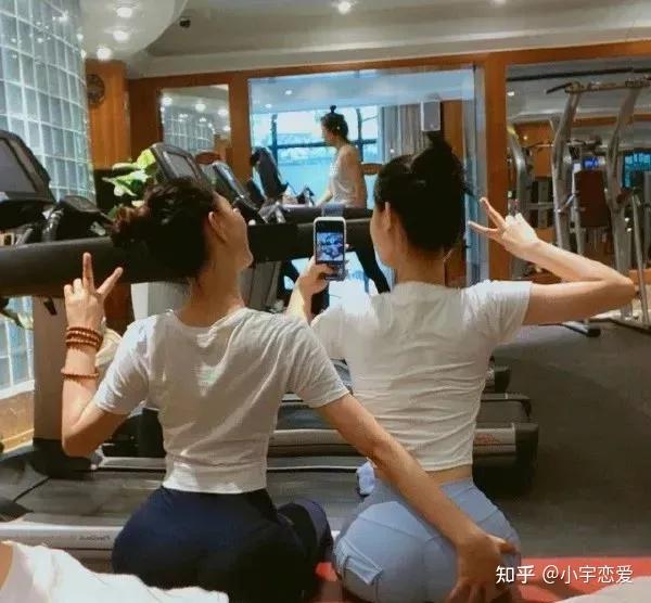 他被一美女拉進(jìn)健身房，免費體驗了一節私教