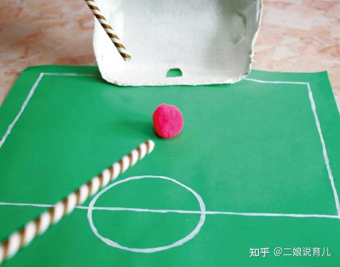 小班足球規則運動(dòng)圖片卡通_小班足球規則運動(dòng)圖片簡(jiǎn)筆畫(huà)_足球運動(dòng)規則小班圖片