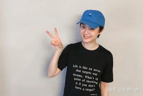 明星男女生親吻視頻全過(guò)程_明星抱親吻照_明星健身房親吻視頻