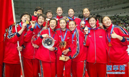 （體育·圖文互動(dòng)）（6）英雄兒女讓祖國更加偉大——寫(xiě)在中國女排第十次獲得“世界三大賽”冠軍之際（配本社同題文字稿）