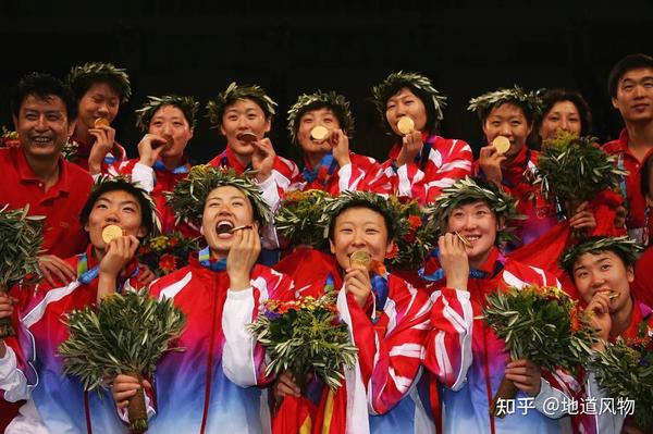 奧運會(huì )籃球冠軍獎杯_籃球奧運會(huì )獎牌_奧運會(huì )籃球冠軍領(lǐng)獎圖片