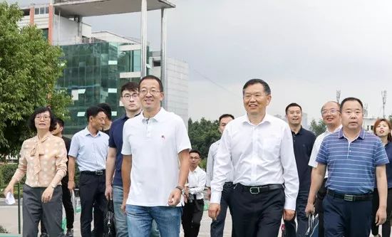 俞敏洪舉重冠軍 廣安市委五屆六次全會(huì )提出