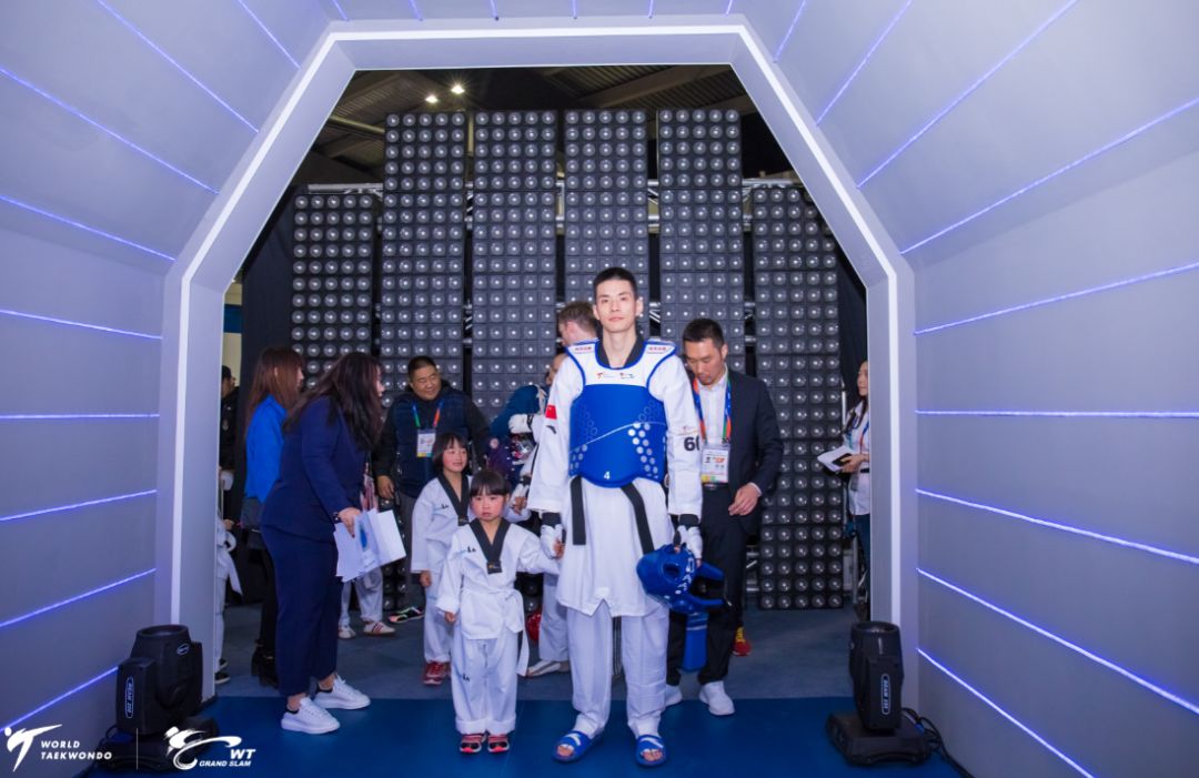 中國男子跆拳道亞錦賽冠軍陳靈龍身披五星紅