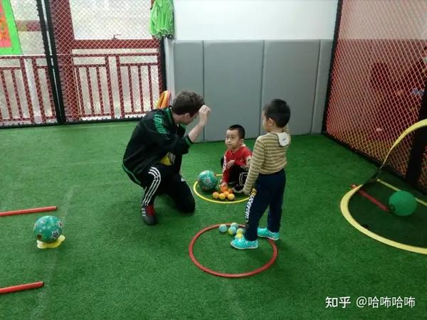 在幼兒園開(kāi)展足球？不行，那么小就踢足球