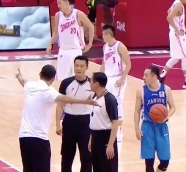 籃球中腳球是什么意思_籃球規則中驅腳_籃球中腳踢球犯規嗎